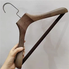 Sérsniðin fatahengi úr tré